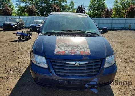 2006 Chrysler Town & Country из США, поврежденный, VIN 1A4GP45R56B690277